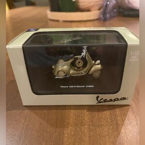 New Ray 1:32 Diecast Piaggio VESPA 125 6 Giorni (1952 )